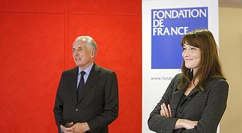 Carla Bruni, hier, lors de la remise de chèques au président de la Fondation, à Paris.