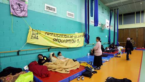 «Nous avons décidé d'occuper le gymnase parce que ces familles du campement de la rue de la Banque avaient froid», a justifié Jean-Baptiste Eyraud, porte-parole du DAL