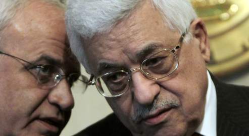 Mahmoud Abbas (à droite) a déclaré avoir «entamé des contacts urgents avec plusieurs pays arabes et autres pour faire cesser l'agression lâche et les massacres dans la bande de Gaza».
