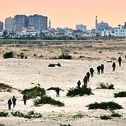 Des soldats israéliens progressent lundi au nord de la bande de Gaza. (AP)