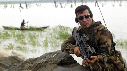 Un soldat français participant à l'opération Licorne en Côte d'Ivoire. Paris devrait réduire de moitié le contingent de 1.800 hommes, affectée à la mission d'ici l'été 2009. Déployée en 2002 après un coup d'Etat manqué, la force a pour mission de soutenir les 8.000 Casques bleus engagés dans le pays.