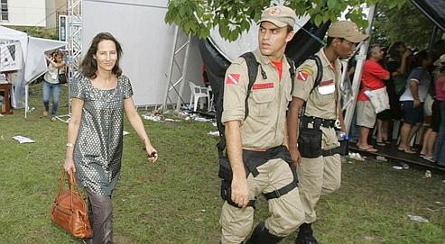 Depuis le Brésil, Ségolène Royal (ici à Belém, jeudi) écrit qu'il « n'y a pas de barrière infranchissable entre ces trois composantes que sont la gauche de gouvernement, les mouvements sociaux, et l'extrême gauche ».
