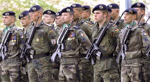 Soldats du contingent franco-allemand lors d'une visite officielle outre-Rhin en 2007. L'installation d'une unité allemande à Illkirch est un symbole très fort de la coopération entre les deux pays.