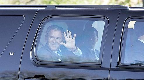 George W. Bush salue des riverains, près de la nouvelle résidence, le 20 février, à Dallas, au Texas.