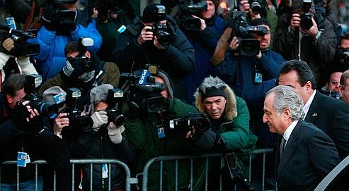 Bernard Madoff à son arrivée, hier, au palais de justice de New York. Il a admis avoir volé, détourné et blanchi pour son usage personnel des dizaines de milliards de dollars.