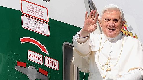 Le pape Benoit XVI avant de monter dans l'avion qui le conduit au Cameroun.
