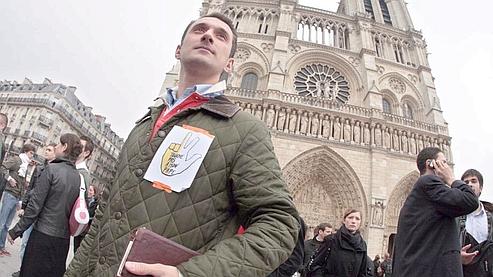 De jeunes catholiques manifestent devant Notre-Dame-de-Paris dimanche.