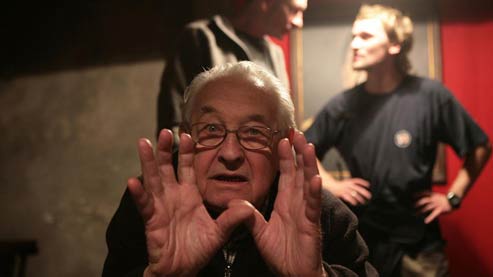 «Je ne voulais pas faire un film seulement historique, ou politique, mais sur la souffrance et le deuil», explique Andrzej Wajda.