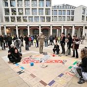 Des manifestants ont dessiné, jeudi matin, un grand Monopoly© devant le London Stock Exchange, à Londres. (AFP)
