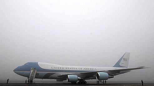 Air Force One, 'avion présidentiel américain, attend à l'aéroport de Londres vendredi matin.