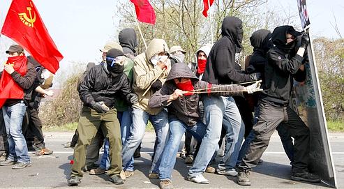 Des «Black Blocs» lors de la grande manifestation anti-Otan, samedi. Leur stratégie est de s'attaquer à des symboles du capitalisme en marge des rassemblements.