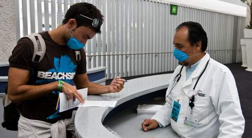 Un médecin renseigne un voyageur à l'aéroport de Mexico.