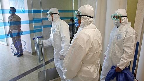 Des médecins équipés de combinaisons spéciales, dimanche, dans un hôpital de Mexico.