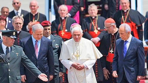 Le pape Benoît XVI à son arrivée à l'aéroport de Tel-Aviv, accueilli par le président israélien Shimon Pérès (à droite) et le premier ministre Benyamin Netanyahou (à gauche), le 11 mai 2009.