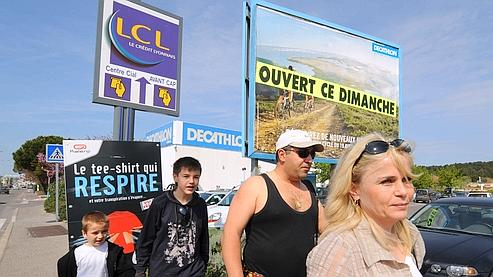 Des consommateurs se rendent dans un des magasins de la zone commerciale de Plan-de-Campagne, fin avril 2008.
