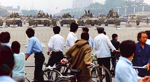 Quand le mouvement de grève de la faim se déclenche le 13 mai et que l'occupation de la place Tiananmen devient effective, la population pékinoise s'est largement rangée aux côtés des étudiants.