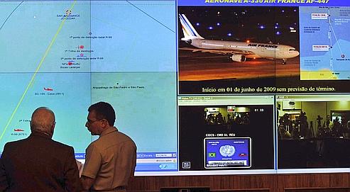 Le ministre brésilien de la Défense, Nelson Jobim (à gauche), devant un diagramme représentant la zone du crash, mercredi à Brasilia.