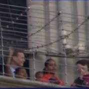 Sasha et Malia Obama saluent la foule à Notre-Dame. Capture LCI