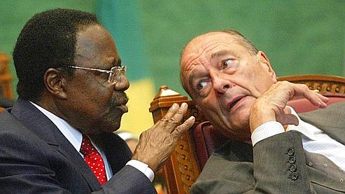 Les présidents Omar Bongo et Jacques Chirac, à Brazzaville, le 5 février 2005.