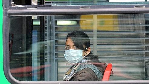 Une jeune Colombienne se protège de l'épidémie dans les transports en commun de Bogota.