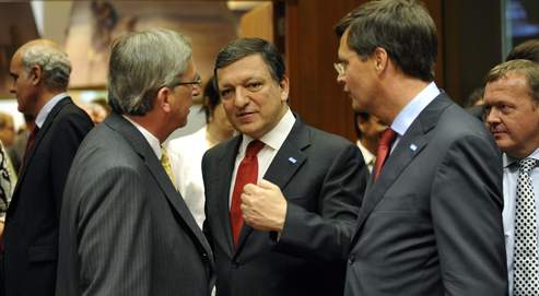 José Manuel Barroso (au centre) en conversation jeudi à Bruxelles avec le premier ministre luxembourgeois, Jean-Claude Juncker (à gauche), et Jan Peter Balkenende, le premier ministre néerlandais (à droite).