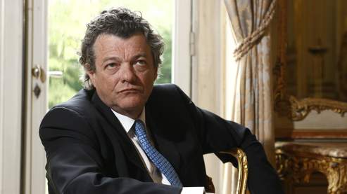 Jean-Louis Borloo (ici dans son bureau, à Paris, le 6 mai) : «Nous devons faire de la politique avant tout pour nos enfants.»