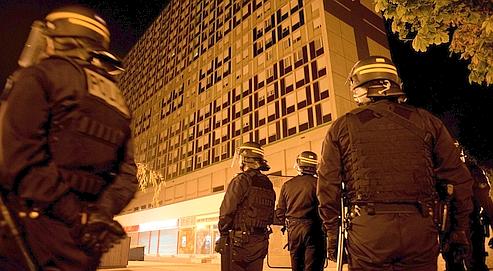Des policiers patrouillent dans le quartier du Grand H, à Firminy, mercredi dernier.