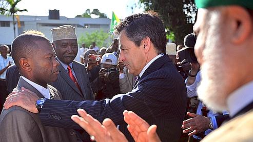 François Fillon a remis la médaille du courage à Libouna Matrafi, un pêcheur de 43 ans qui a sauvé l'unique survivante du crash.