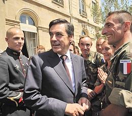 François Fillon, lui, s'est offert près d'une heure de bain de foule dans le jardin.