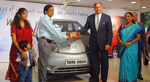 Ratan Tata (à droite) a remis les clés de la Nano à son premier propriétaire, hier à Bombay, en Inde.