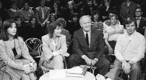 Jacques Chancel (au centre) reçoit les comédiennes Sophie Marceau et Véronique Jannot (à gauche) et le pilote automobile, Didier Pironi (à droite), lors d'une émission en janvier 1987.