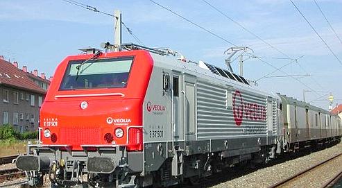 Un train de marchandises de Veolia Cargo. Eurotunnel devrait racheter les actifs français de la branche fret de Veolia.
