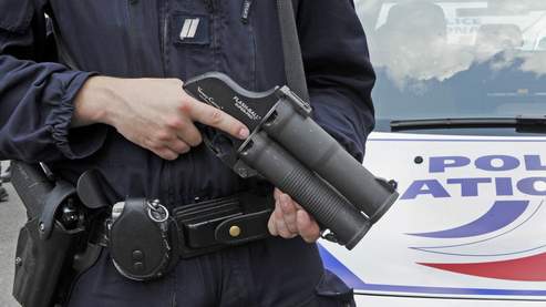 Un policier participe à une simulation d'intervention avec un Flash-Ball, début juillet à La Courneuve.