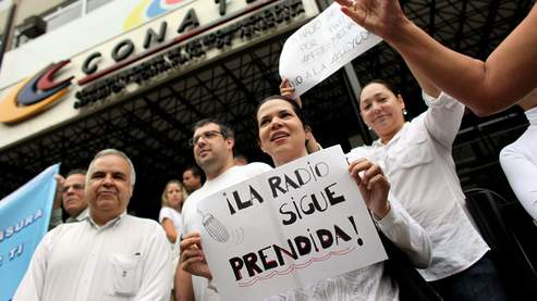 A l'annonce de cette décision, des centaines de personnes se sont immédiatement massées aux sièges des stations en signe de protestation, à Caracas.