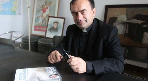 Le père Patrick Desbois dans son bureau, à Paris, en octobre 2007.
