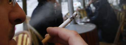 Les pétitions se multiplient contre les terrasses fumeurs<br/>