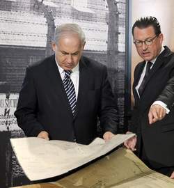 Benyamin Nétanyahou, ici avec le rédacteur en chef de Bild (à droite), étudie les plans originaux du camp d'Auschwitz, qui seront conservés au mémorial de l'Holocauste.