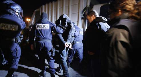 Opération de police au lendemain des émeutes de novembre 2008 à Villiers-le-Bel. Le gouvernement entend instaurer un nouveau dialogue entre les forces de l'ordre et les jeunes.