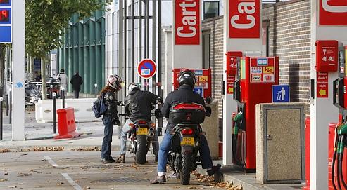 Station-service à Paris. Les régions pourront augmenter jusqu'à environ 2 centimes le litre d'essence pour financer les priorités du Grenelle de l'environnement.