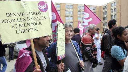 Des syndicalistes manifestent devant l'hôpital de Villejuif vendredi.