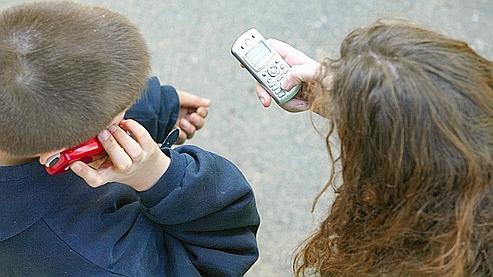 29% des collégiens et 58% des lycéens avouent avoir déjà utilisé leur mobile en plein cours, selon une récente enquête TNS Sofres.