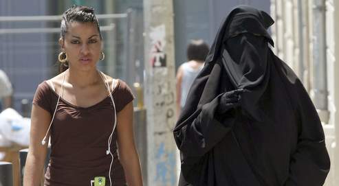 S'acharner à le combattre la burqua (ici à Marseille) présenterait un risque de «stigmatisation» juge le CFCM.