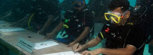 Maldives : les ministres sous l'eau pour dénoncer le réchauffement climatique<br/>