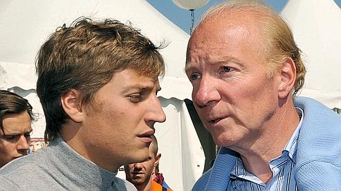 C'est «une décision courageuse, d'apaisement et c'est une démarche personnelle qui l'honore», a réagi le ministre de l'Intérieur Brice Hortefeux, qui est également le parrain de Jean Sarkozy.