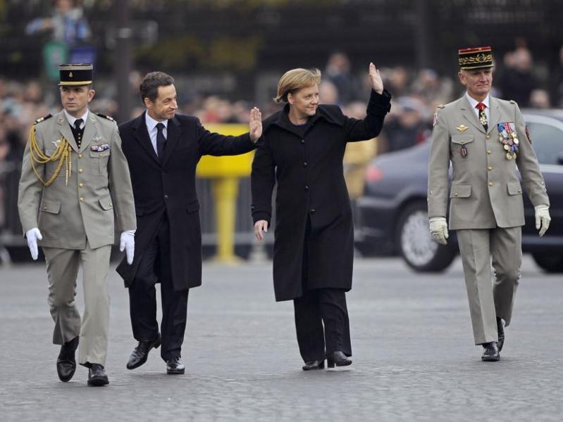 La chancelière allemande a exalté la ''réconciliation'' et l'''amitié'' de la France et de l'Allemagne qui permettront, au sein de l'Union européenne, d'affronter de nouveaux défis.''Je sais que ce qui s'est passé ne peut pas être effacé. Cependant il y a une force qui peut nous aider à supporter ce qui s'est passé. Cette force, c'est la réconciliation'', a-t-elle déclaré. ''La réconciliation et l'amitié franco-allemandes sont un cadeau, la liberté sur le continent européen est un miracle, et nous savons très bien combien cela a coûté'', a-t-elle encore affirmé, prononçant quelques paroles en français dont un ''vive l'amitié franco-allemande''.