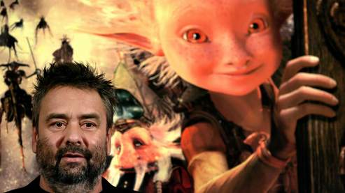 Le producteur Luc Besson devant l'affiche de premier «Arthur et les Minimoys».
