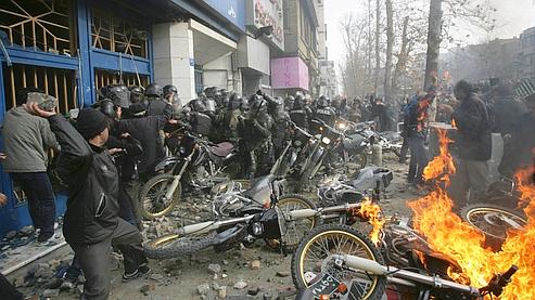 «Nous nous battrons, nous mourrons mais nous reprendrons l'Iran», scandaient dimanche les opposants au président Mahmoud Ahmadinejad .