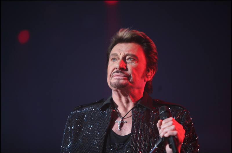 <b>1/ Johnny Hallyday •11 millions d’euros</b><br>Ses adieux à la scène devaient être 1’événement de l’année. C’était sans compter avec ses ennuis de santé. Co-producteur de sa tournée, Johnny Hallyday en attendait un chiffre d’affaires d’au moins 100 millions d’euros. Après l’annulation de ses 24 dernières dates qui sont les plus rentables, tout dépend des assurances et des 160 000 fans qui peuvent conserver leurs billets ou en demander le remboursement. Les ventes de CD ne compenseront pas ce manque à gagner. Contrairement à Michael Jackson, la médiatisation des hospitalisations successives du chanteur n’ont pas déclenché de ruée dans les magasins. Chez Universal, son ancienne maison de disques, Johnny Hallyday a vendu 300 000 CD et DVD sur lesquels il touche 10% de royalties. Chez Warner, où il perçoit 1 million d’euros d’avance par album et des royalties d’environ 25%, il a vendu 550 000 CD et DVD. 
