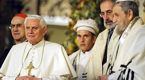 Le pape Benoît XVI et le rabbin Riccardo Di Segni, dimanche à la grande synagogue de Rome.