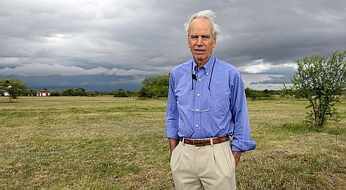Douglas Tompkins pose sur sa propriété d'Ibera, en novembre 2009. Le fondateur des marques de vêtements Esprit et The North Face est un pionnier de l'écologie radicale : les parcs qu'il a créés en Amérique du Sud représentent un territoire grand comme la Corse.